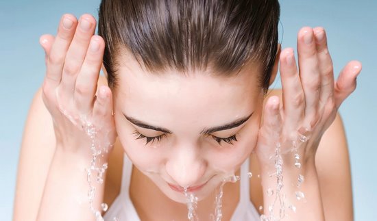 Мицеллярную воду лучше удалить с поверхности кожи